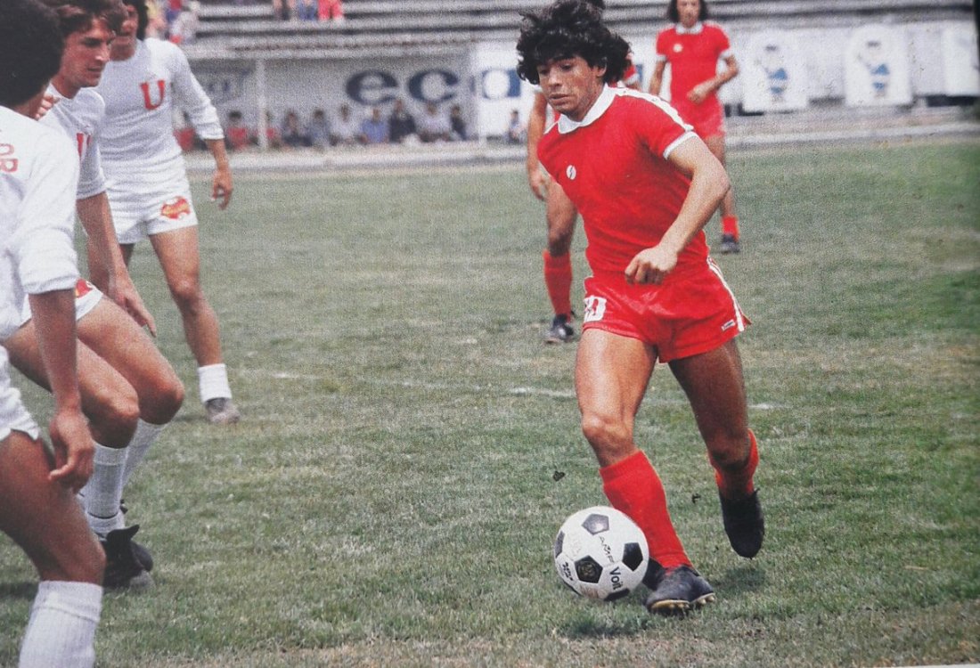 Diego Maradona con Argentinos Juniors ante LDU Quito en el Olímpico Atahualpa, de perfil se observa a Fernando Rodríguez Riolfo. Ese febrero 1979 los albos le pasaron 7 goles a los bic