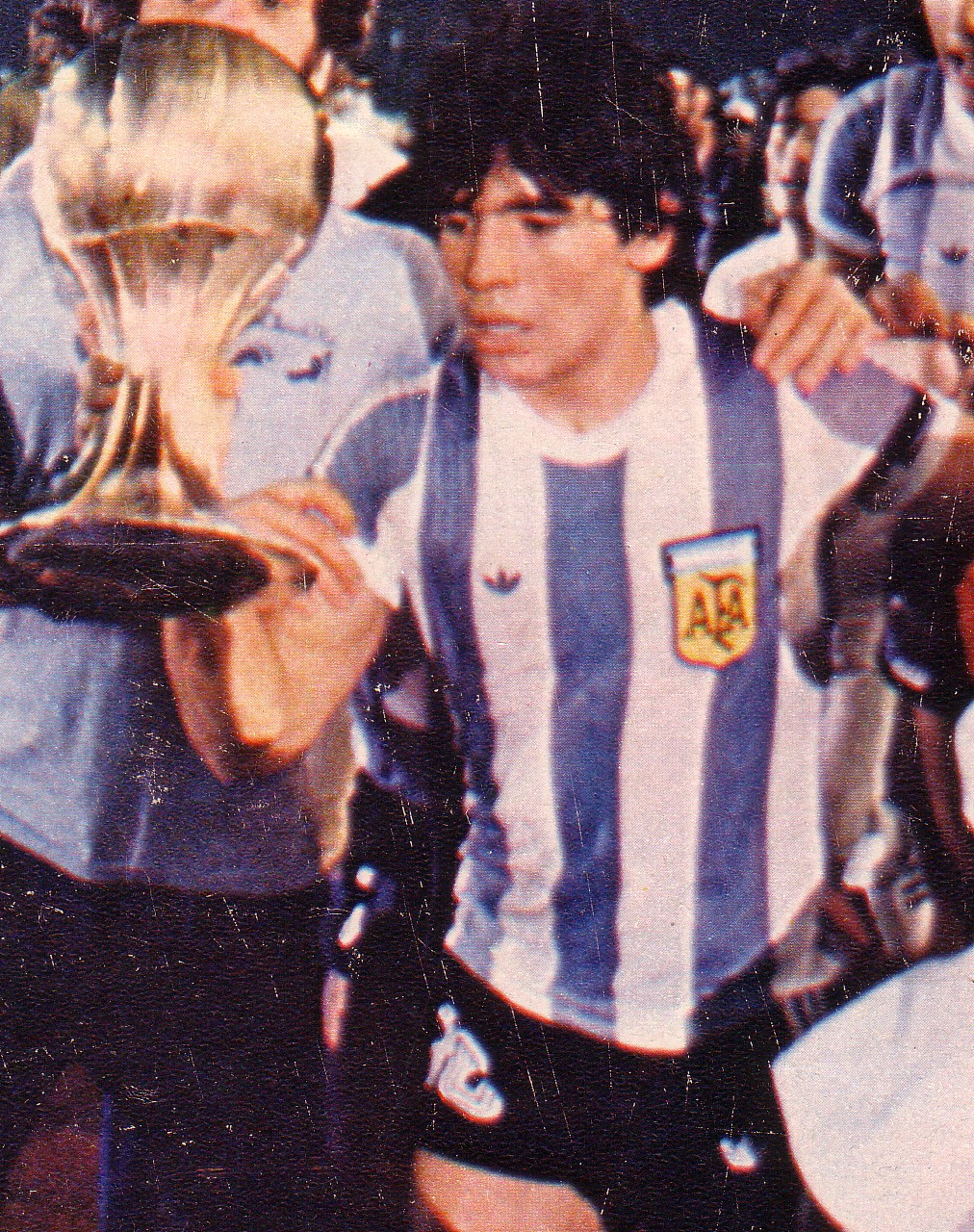 Maradona_y_la_copa_-_Mundial_Juvenil_1979_-_Gente_sept_1979