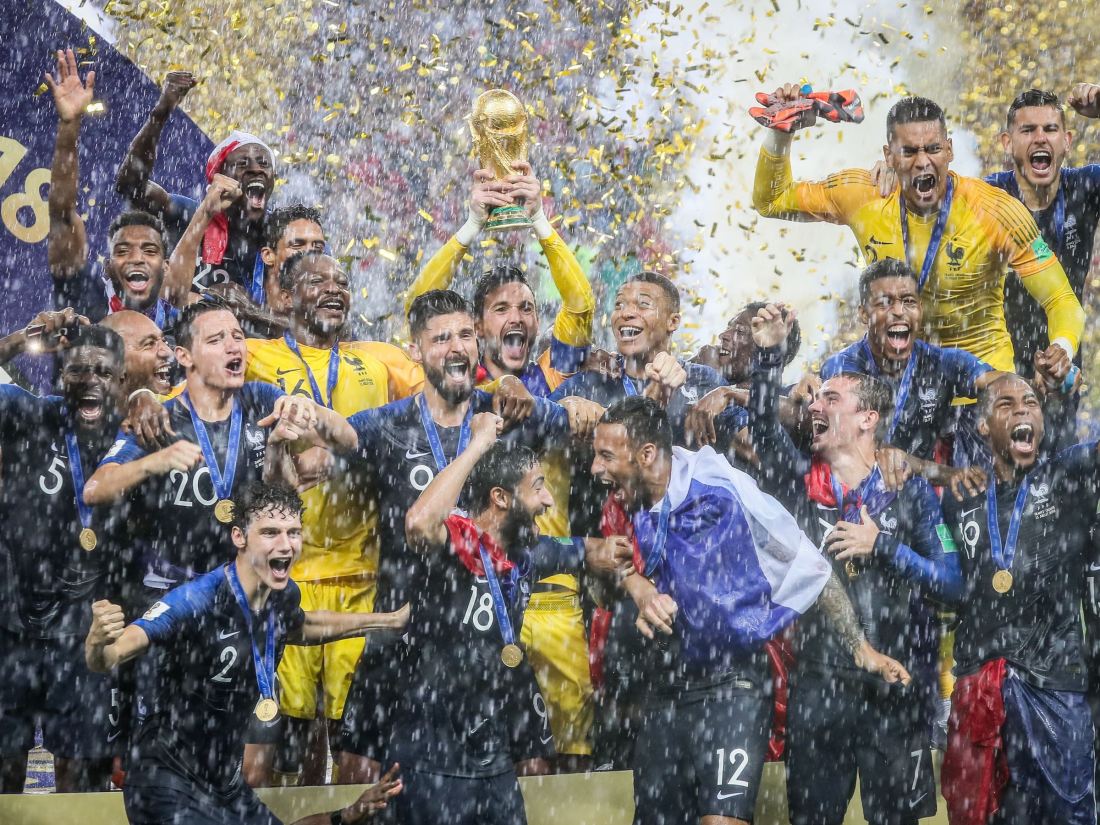 coupe-monde-2018-les-bleus-posent-fierement-avec-leur-trophee-dans-bus-direction-des-champs-elysees